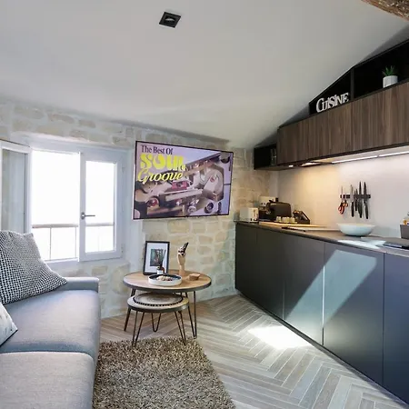 Sous Les Toits Апартаменты Антиб