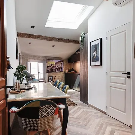 Sous Les Toits Apartment *
